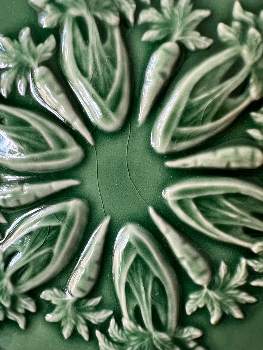 Vintage Bordallo Pinheiro Celery, Carrots, Tomatoes & Cabbage salad plate - Picture 7 of 9